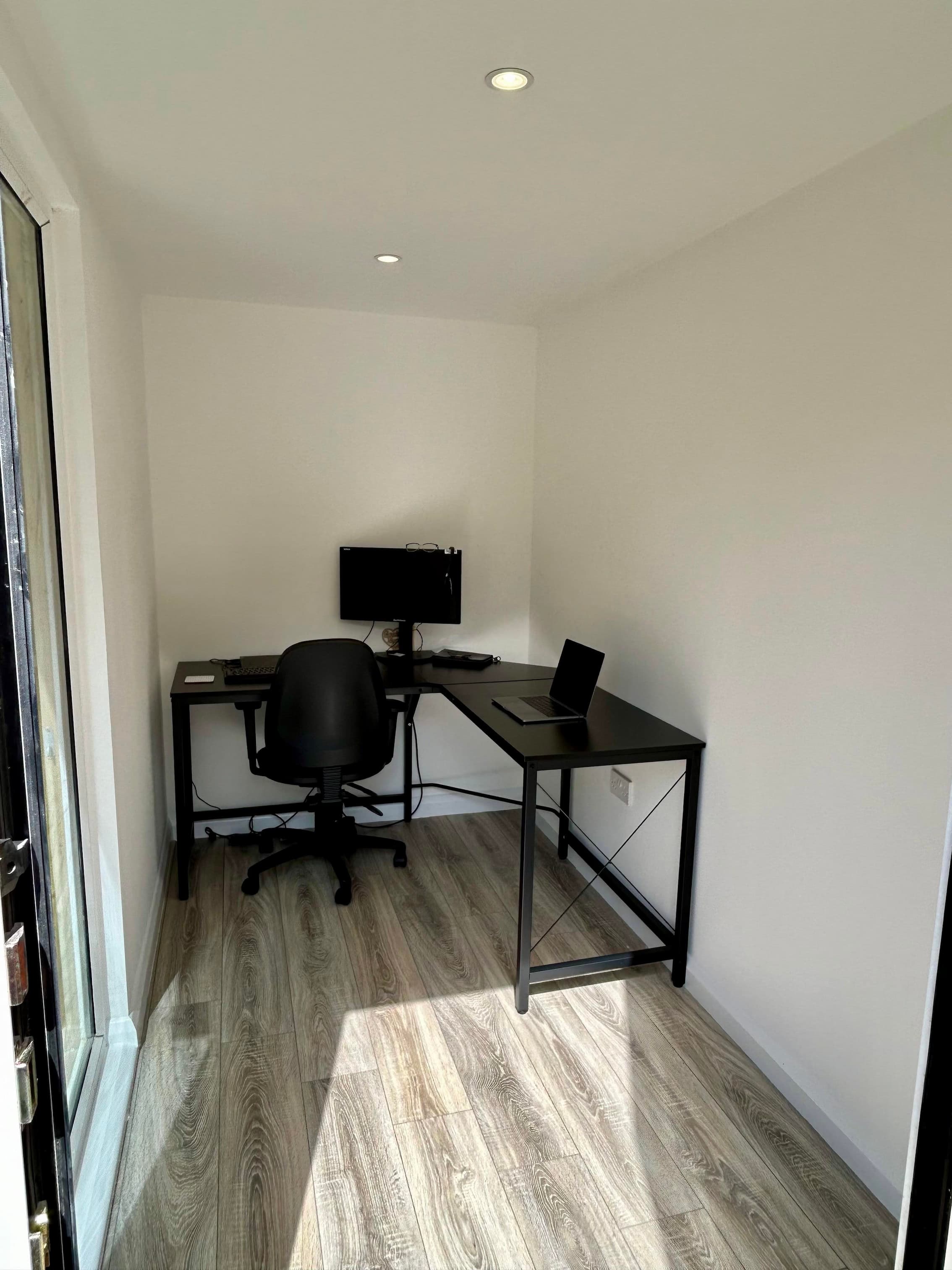 Small Garden Office - A functional and stylish garden office built for year-round productivity in Northampton. in Northampton